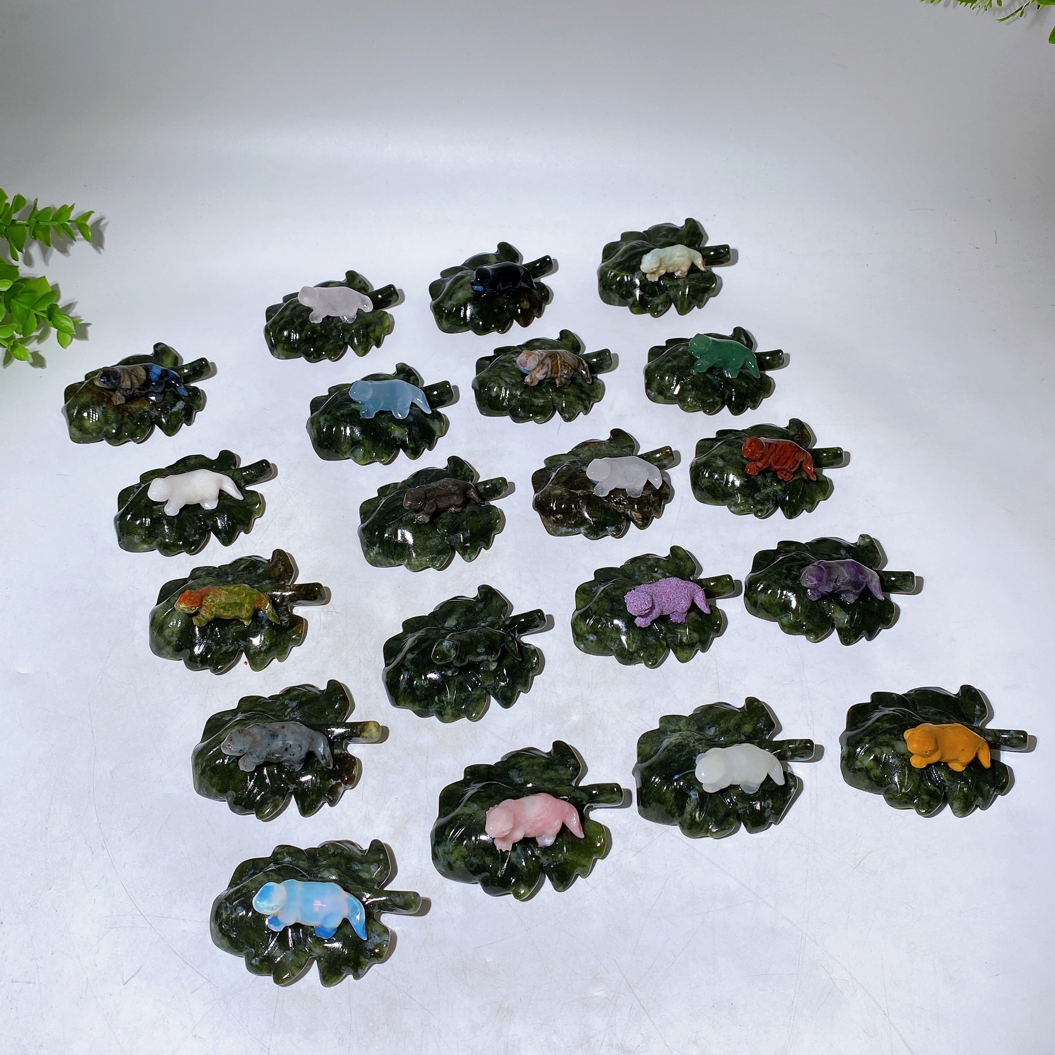 Figurine de dinosaure en cristal de 2,7 pouces sur une feuille sculptée