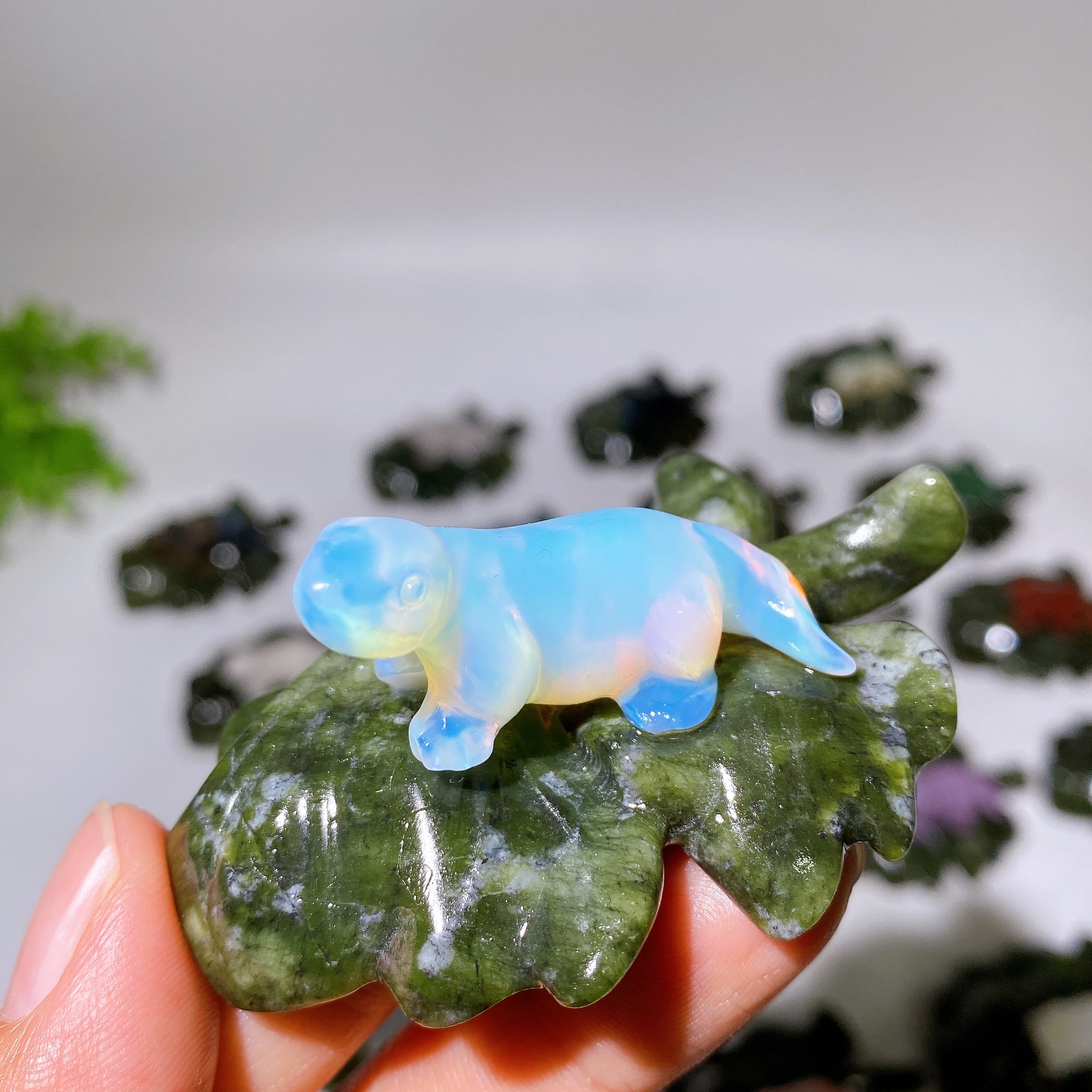 Figurine de dinosaure en cristal de 2,7 pouces sur une feuille sculptée