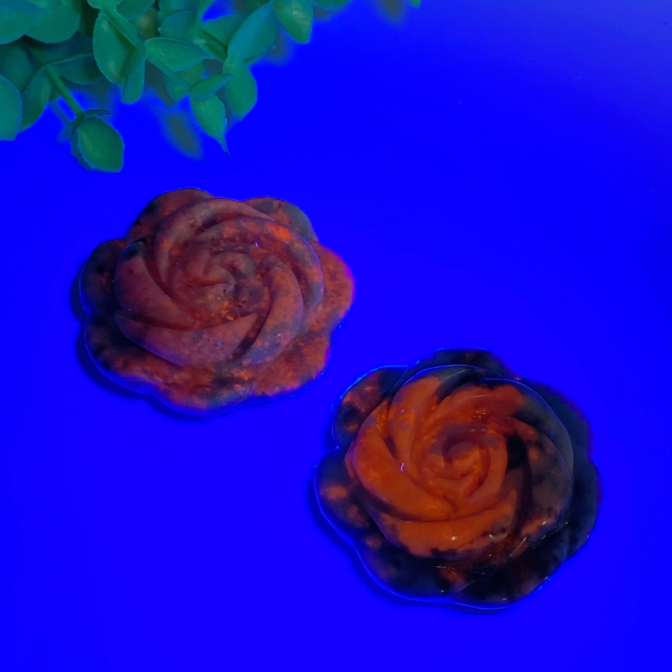 Sculpture en cristal de fleur de hackmanite réactive aux UV de 2 pouces