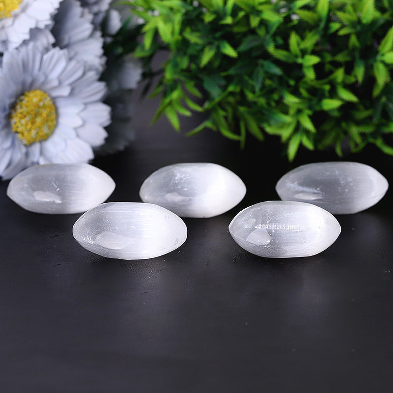 Pierre de paume en sélénite de 5 cm pour la méditation et la guérison