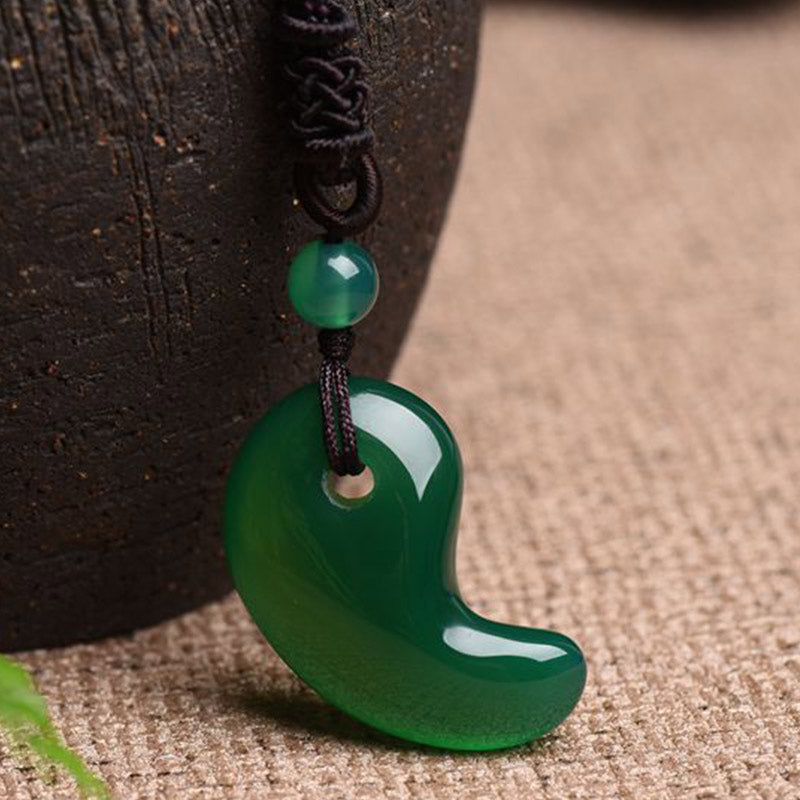 Collier de confiance et de calme en agate rouge et verte avec motif de lune