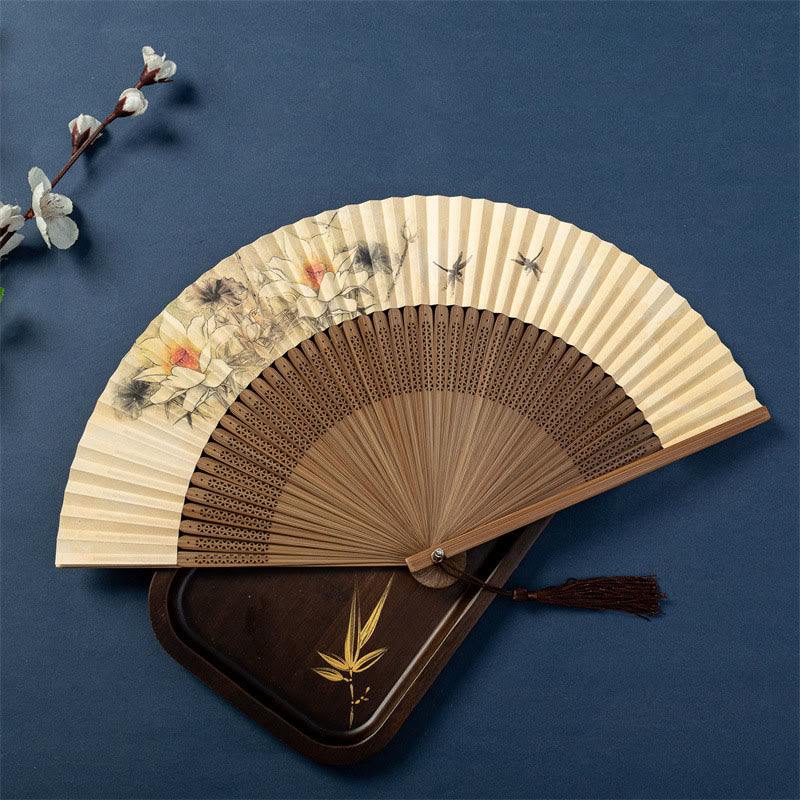 Éventail chinois pliable en soie de 22,5 cm | Motif libellule et lotus
