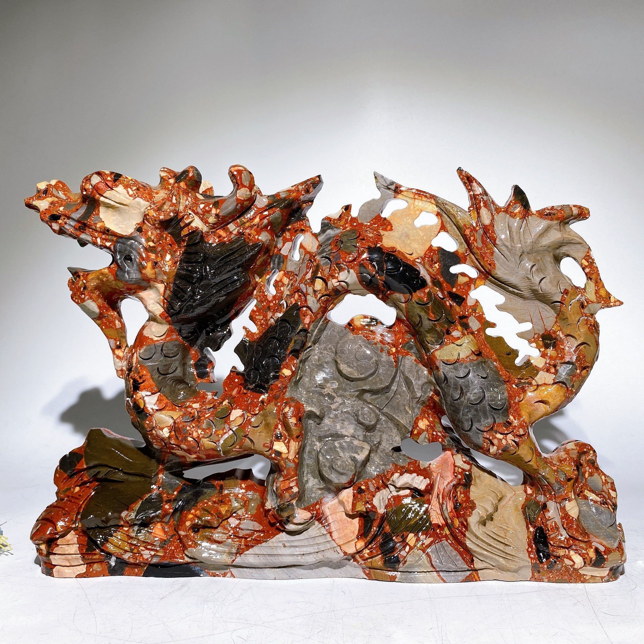 Sculpture de dragon en cristal serpentine de jade de 29 cm de large