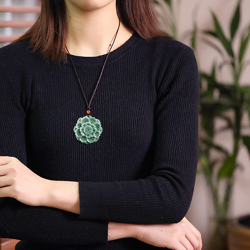 Collier en jade à motif de lotus pour la chance et la prospérité