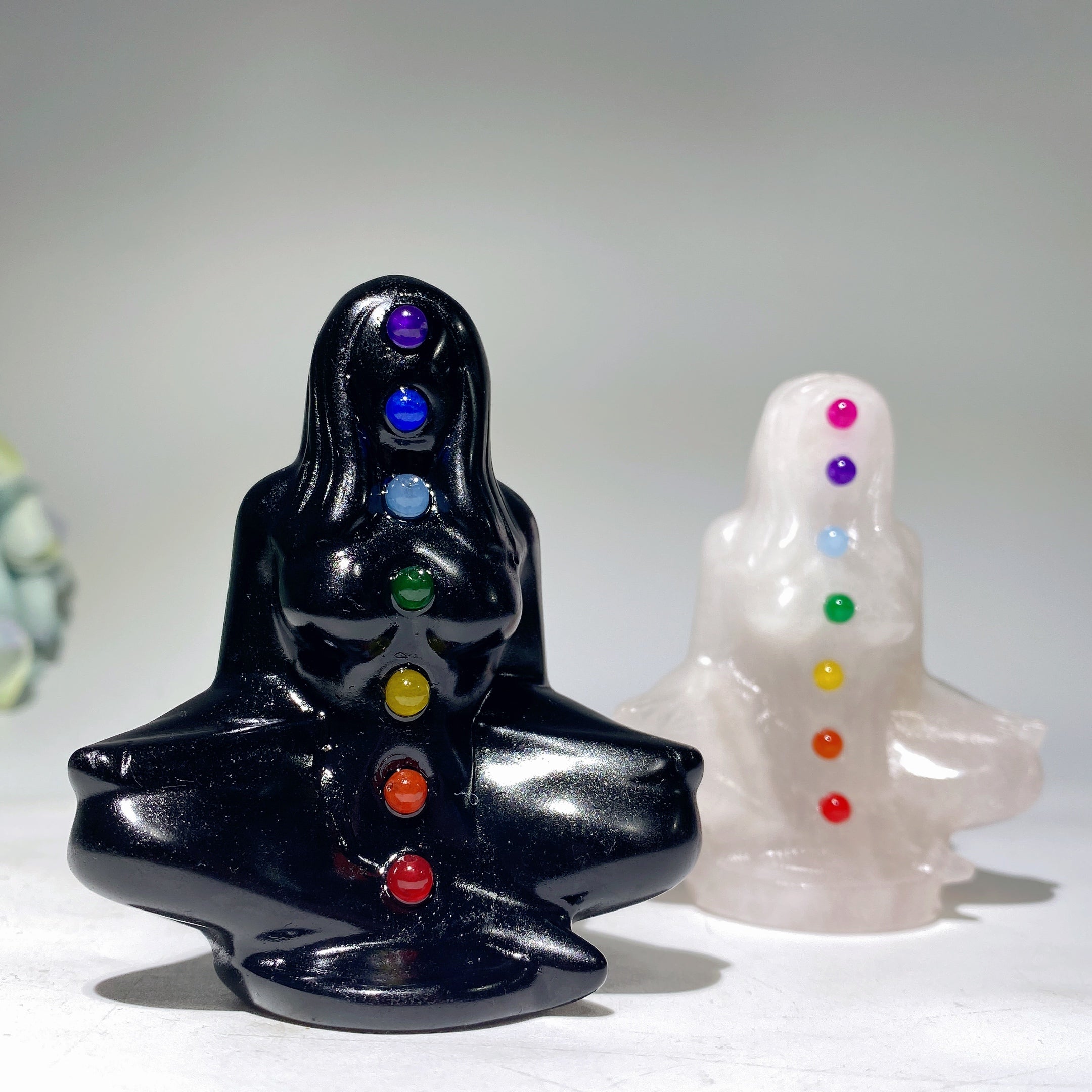 Figurine de méditation en cristal d'obsidienne noire de 3,1 pouces avec chakras
