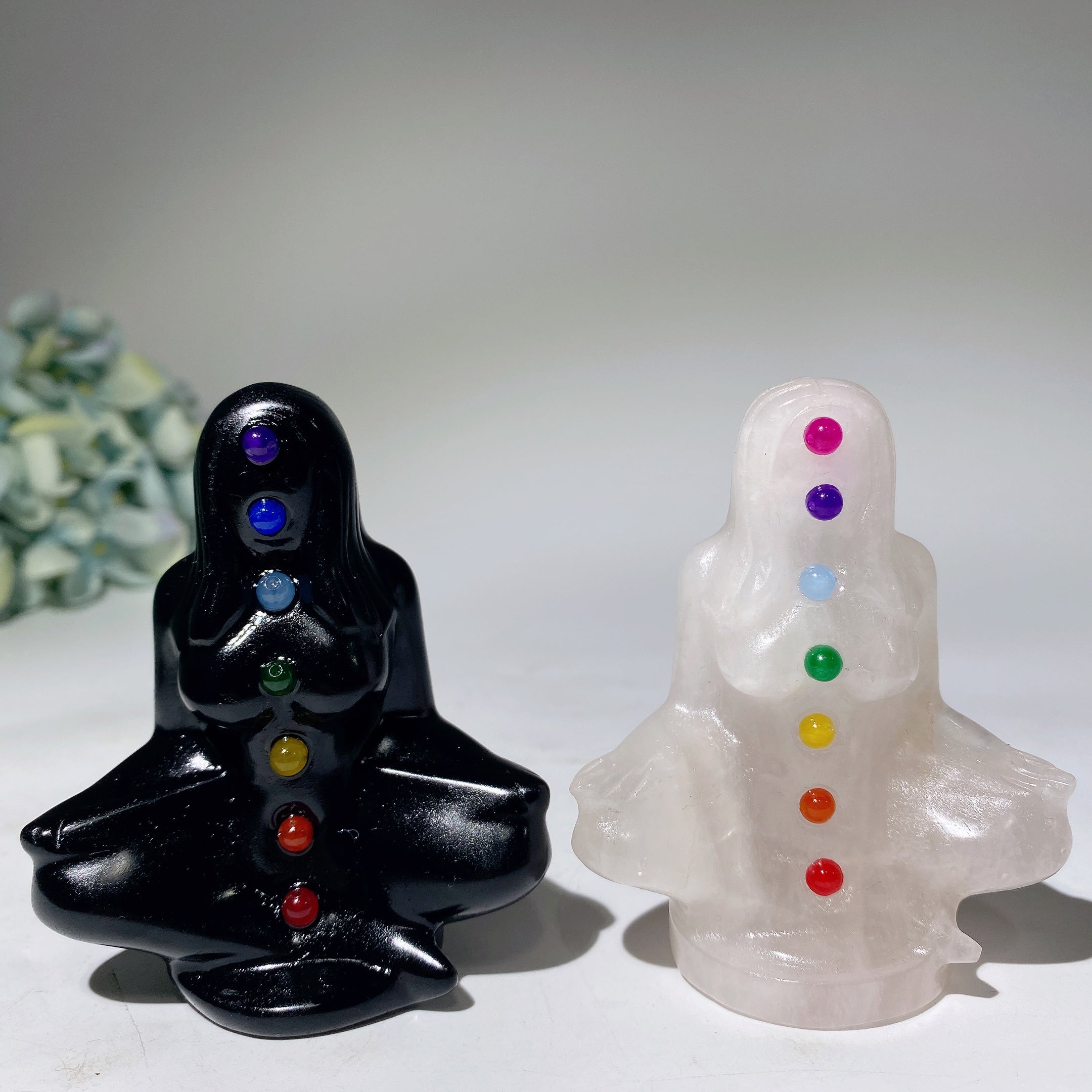 Figurine de méditation en cristal d'obsidienne noire de 3,1 pouces avec chakras