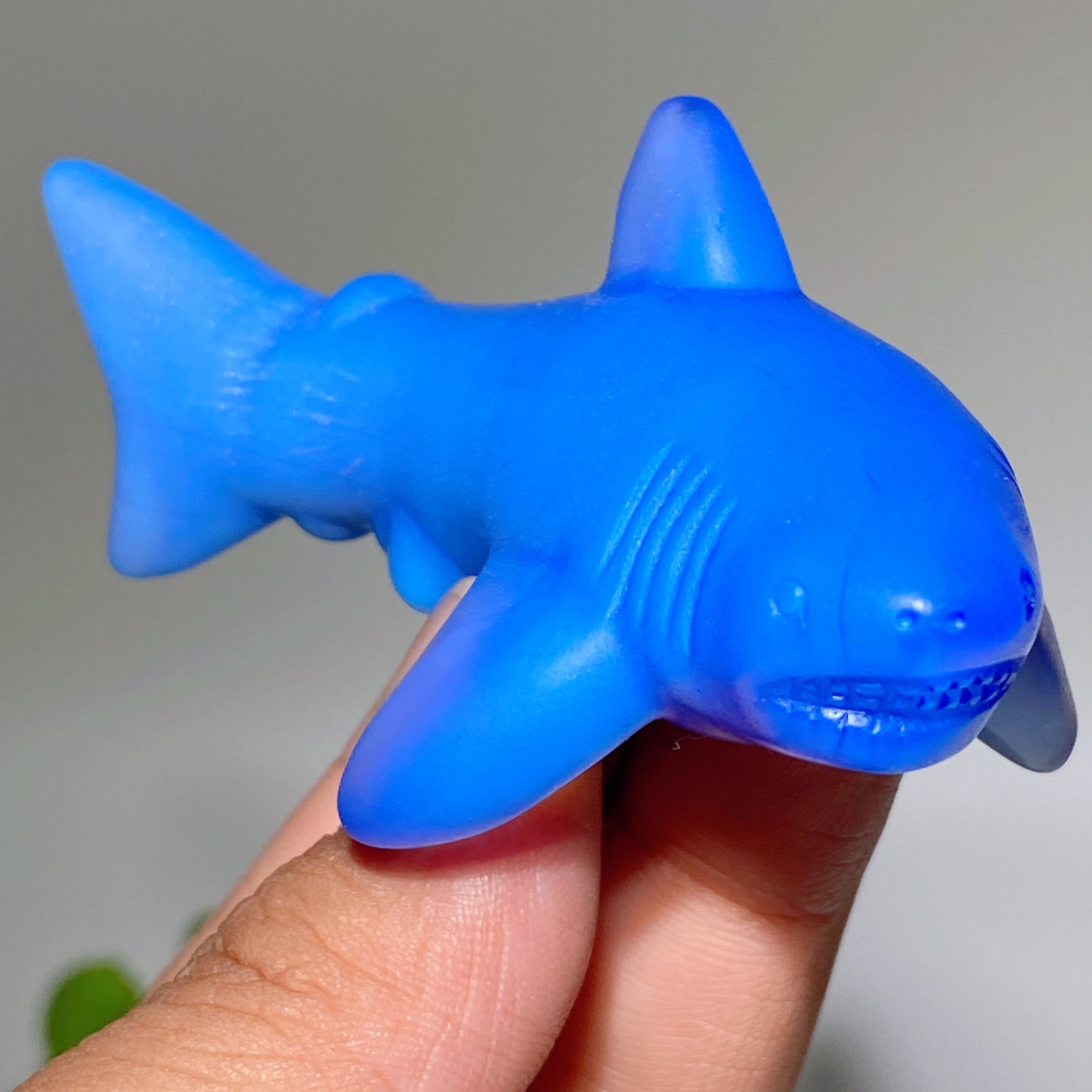 Sculpture en cristal de guérison en opalite bleue de 3,1 pouces, requin