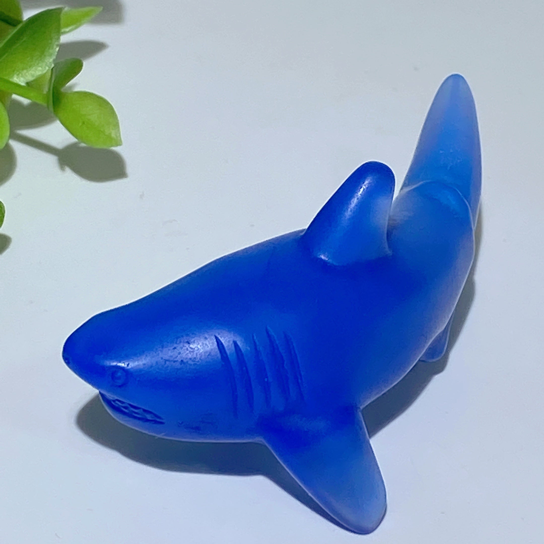Sculpture en cristal de guérison en opalite bleue de 3,1 pouces, requin