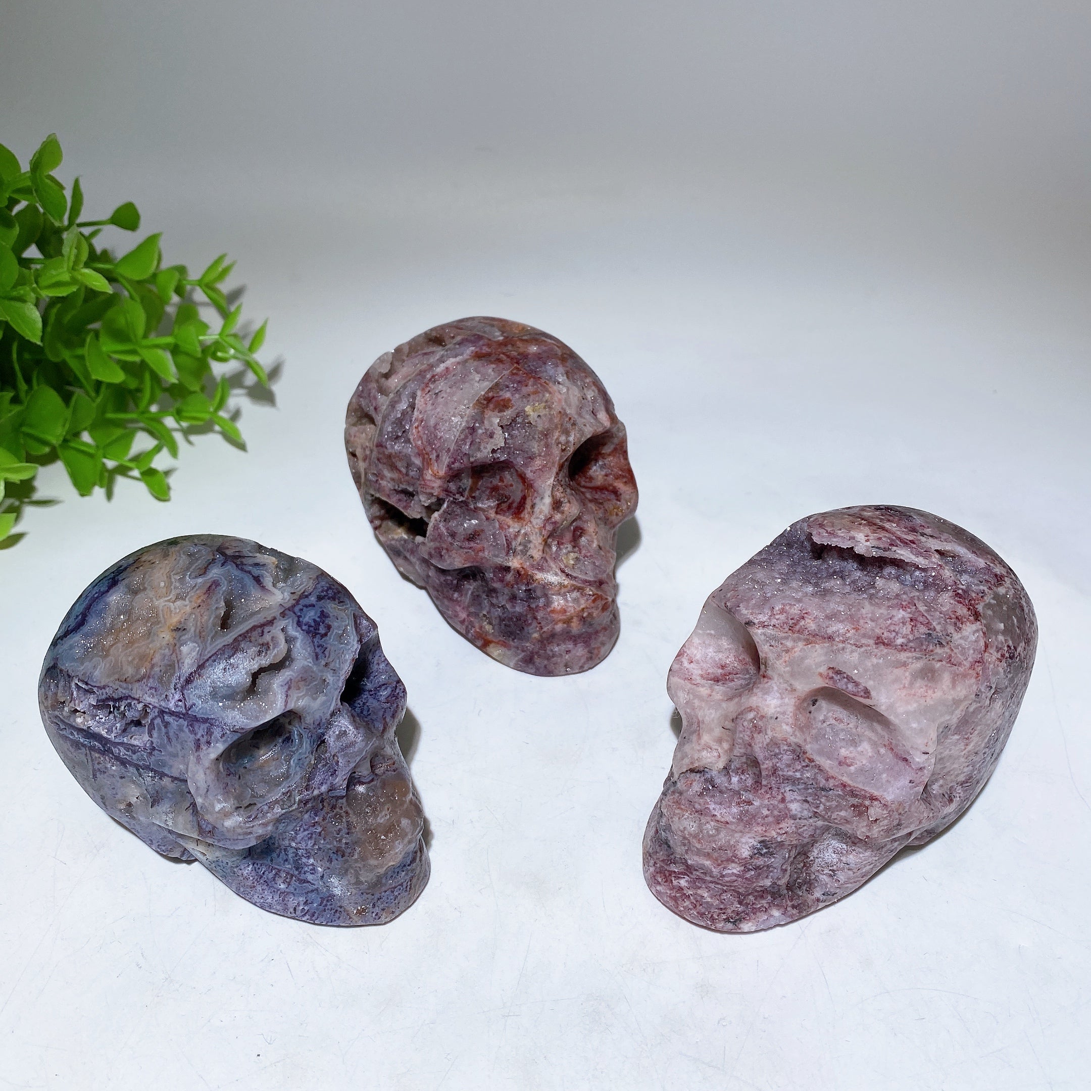 Sculpture de crâne en cristal de sphéliarite violet de 7,6 à 9,7 cm