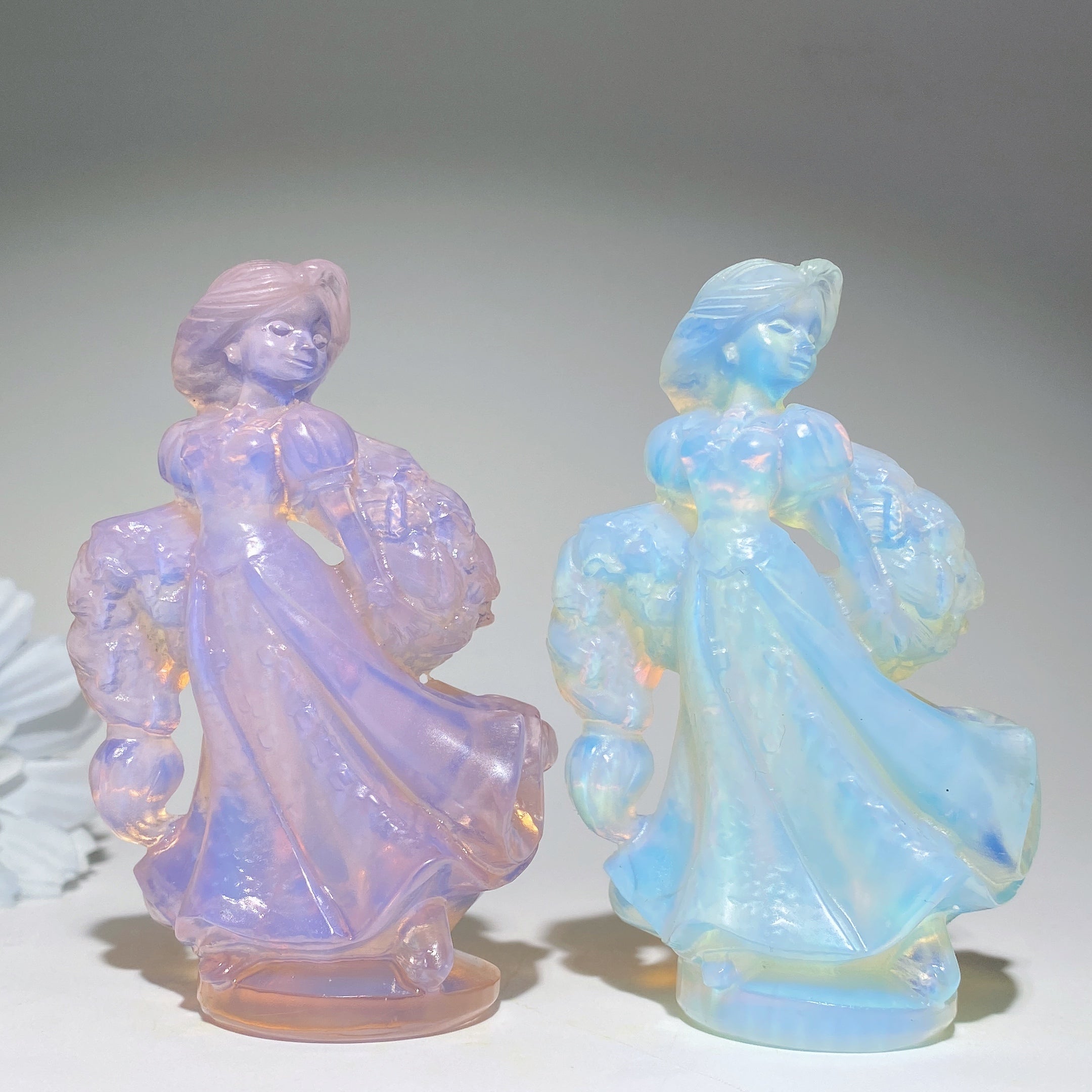 Figurine Raiponce en cristal d'opalite sculptée de 3,3 pouces
