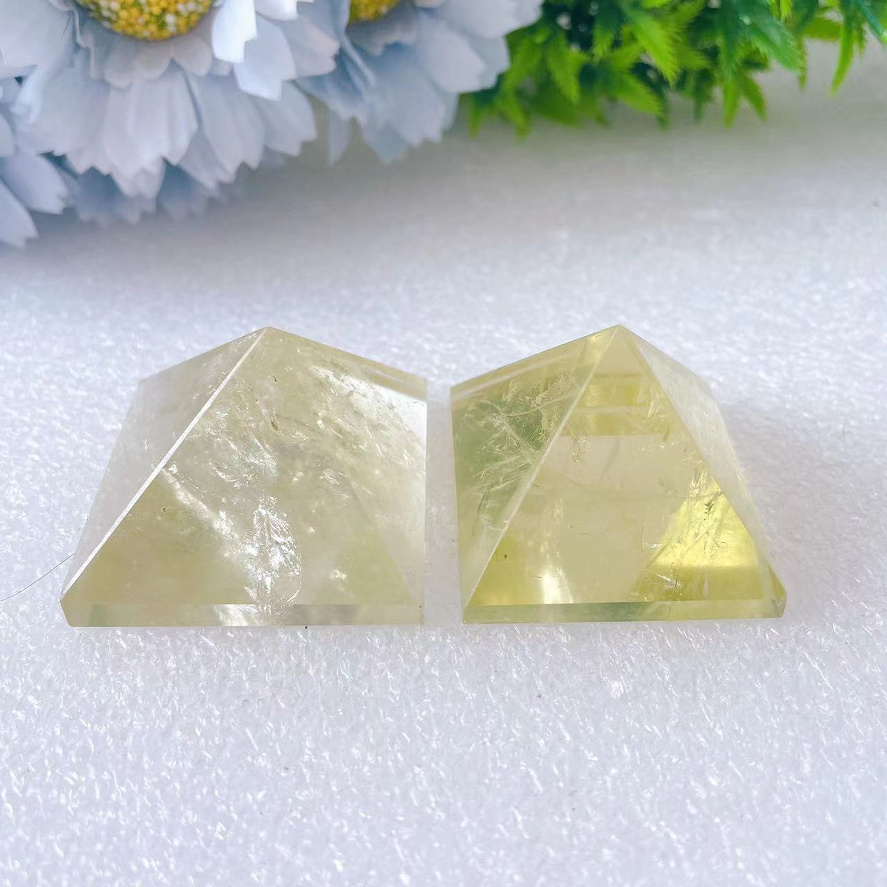 Pyramide de cristal de citrine de 3,5 à 4 cm pour l'énergie de guérison