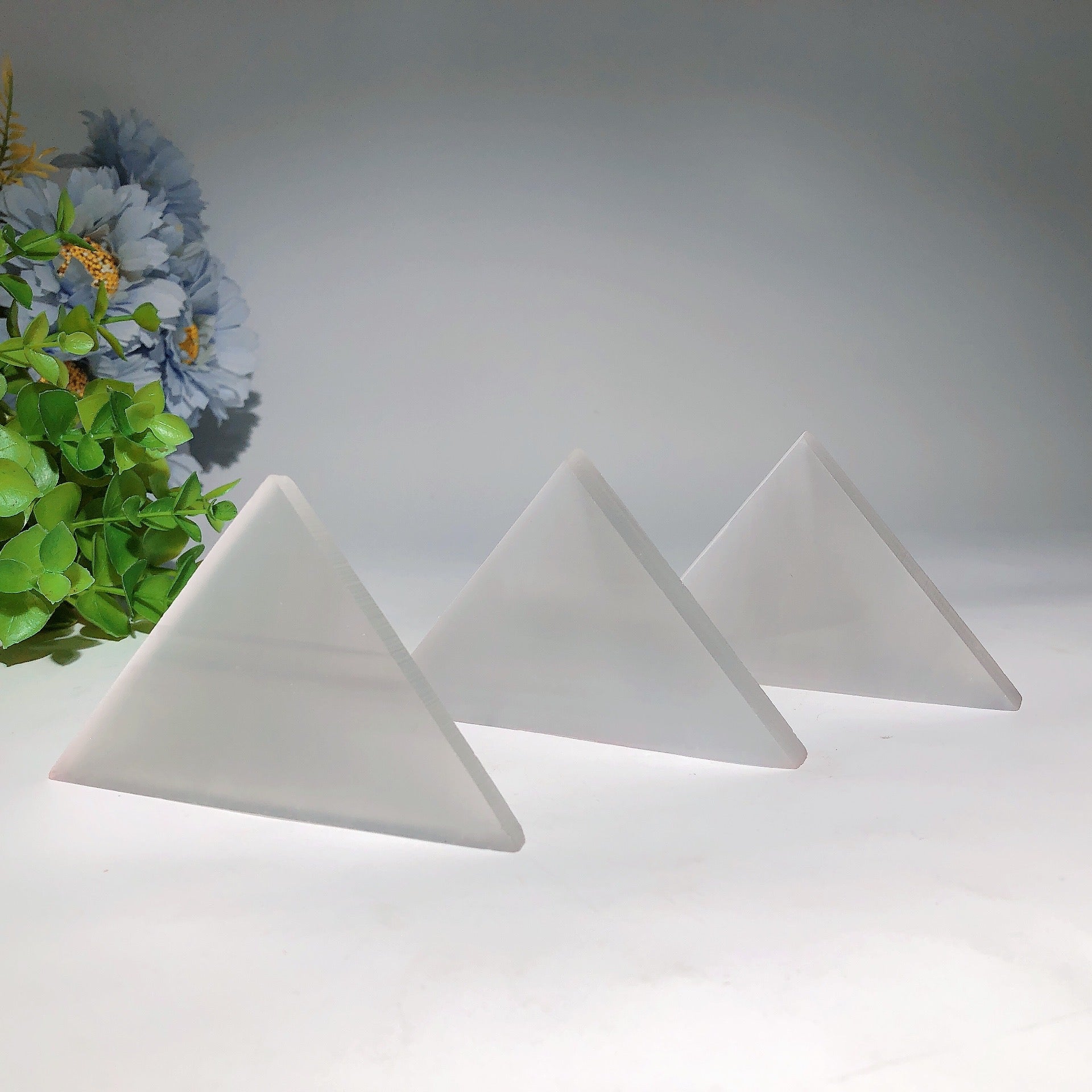 Dalle triangulaire en sélénite de 9,7 cm pour la guérison
