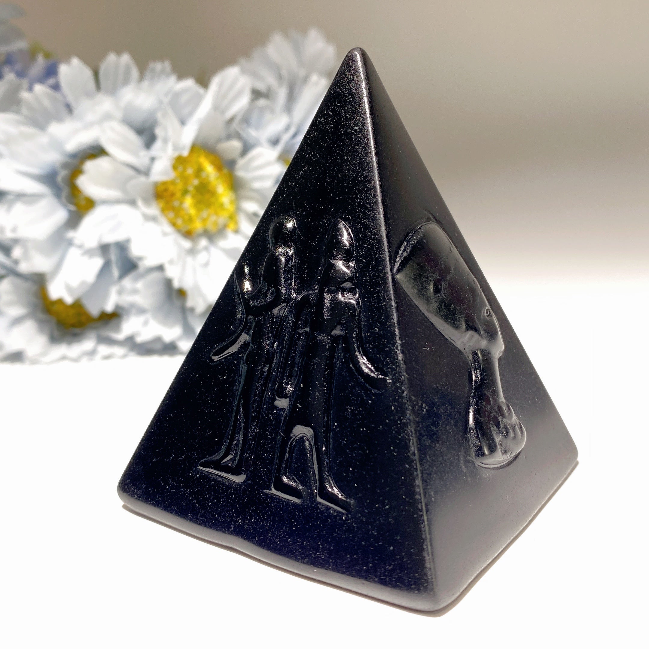 Pyramide d'obsidienne noire de 7,6 cm avec sculptures égyptiennes