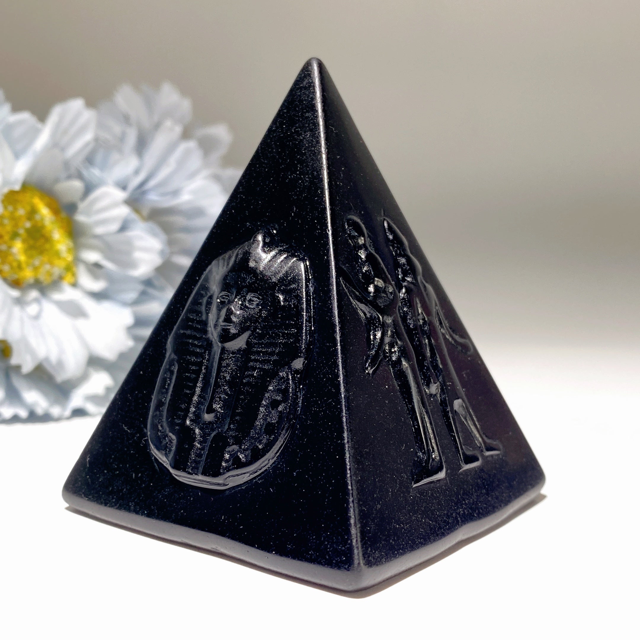 Pyramide d'obsidienne noire de 7,6 cm avec sculptures égyptiennes