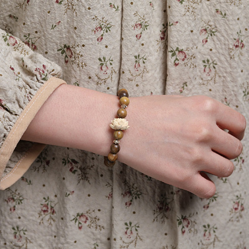 Bracelet apaisant en bois de santal vert et lotus pour la tranquillité et la paix