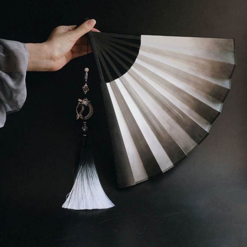 Éventail pliable de 33 cm avec dégradé d'encre noir et blanc et cadre en bambou