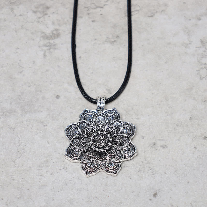 Collier pendentif lotus avec symbole de bénédiction | Sons de guérison