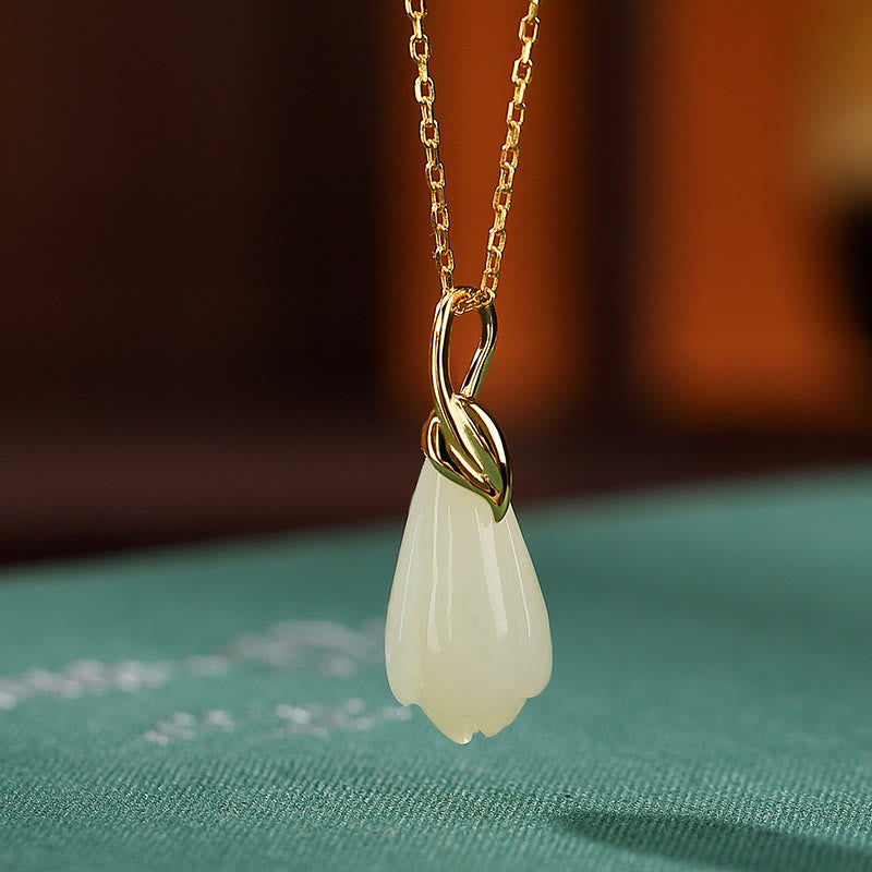 Collier en jade Hetian avec fleur de magnolia | Symbole d'abondance