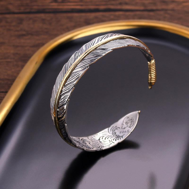 Bracelet manchette en cuivre sculpté avec motif de plumes pour la chance et la richesse