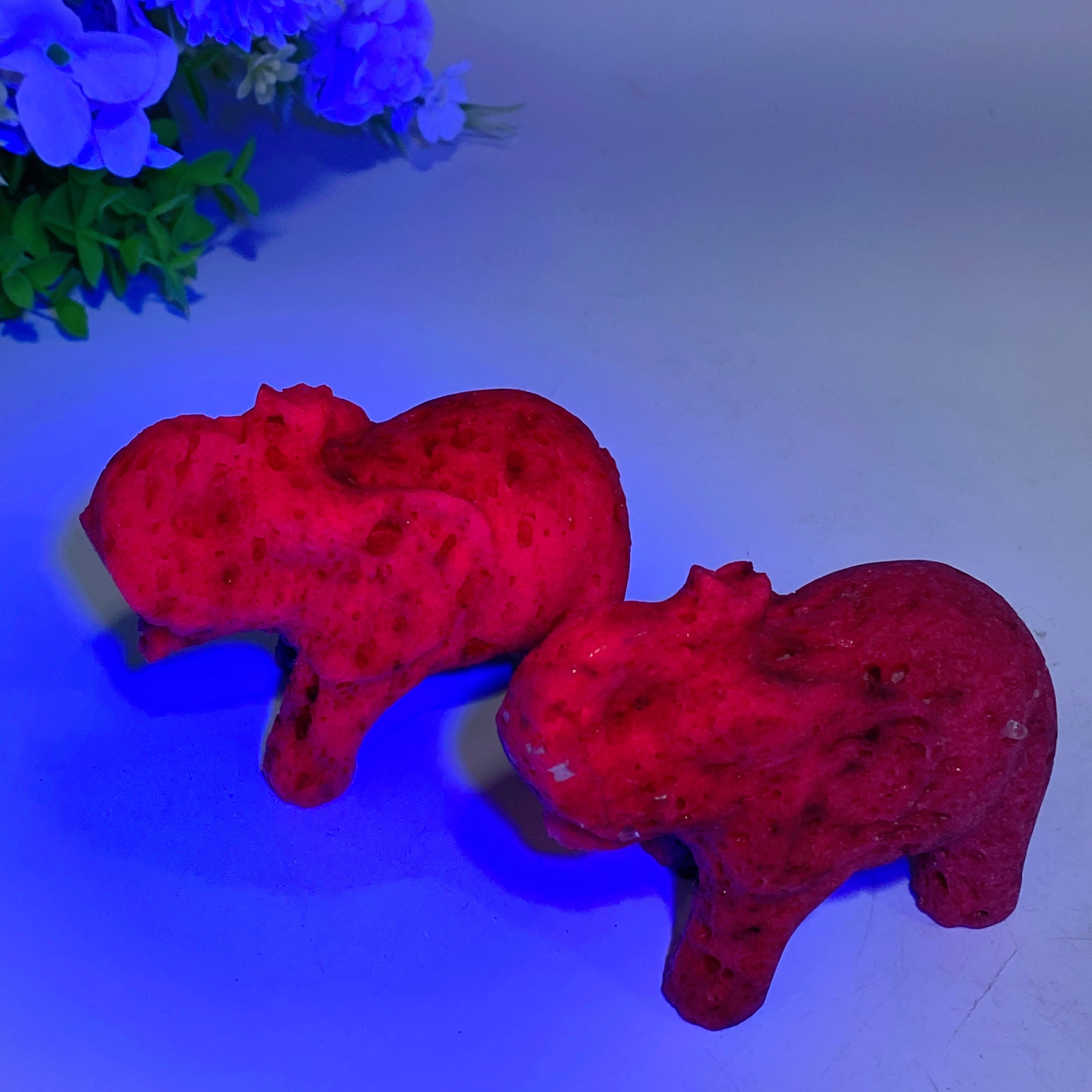 Sculpture en cristal d'éléphant en calcite rubis réactive aux UV de 4,0 pouces