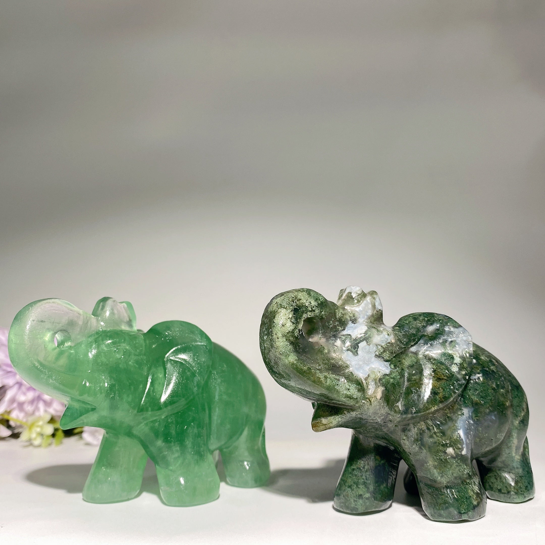 Sculptures en cristal d'éléphant en fluorite et agate mousse de 4 pouces