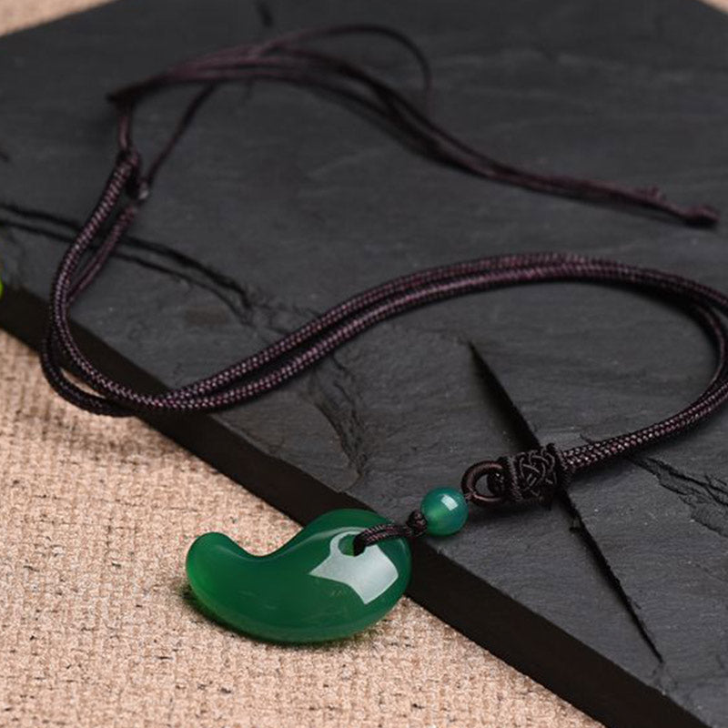 Collier de confiance et de calme en agate rouge et verte avec motif de lune