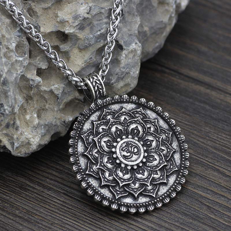 Collier unisexe électroplaqué Om Mani Padme Hum avec motif lotus