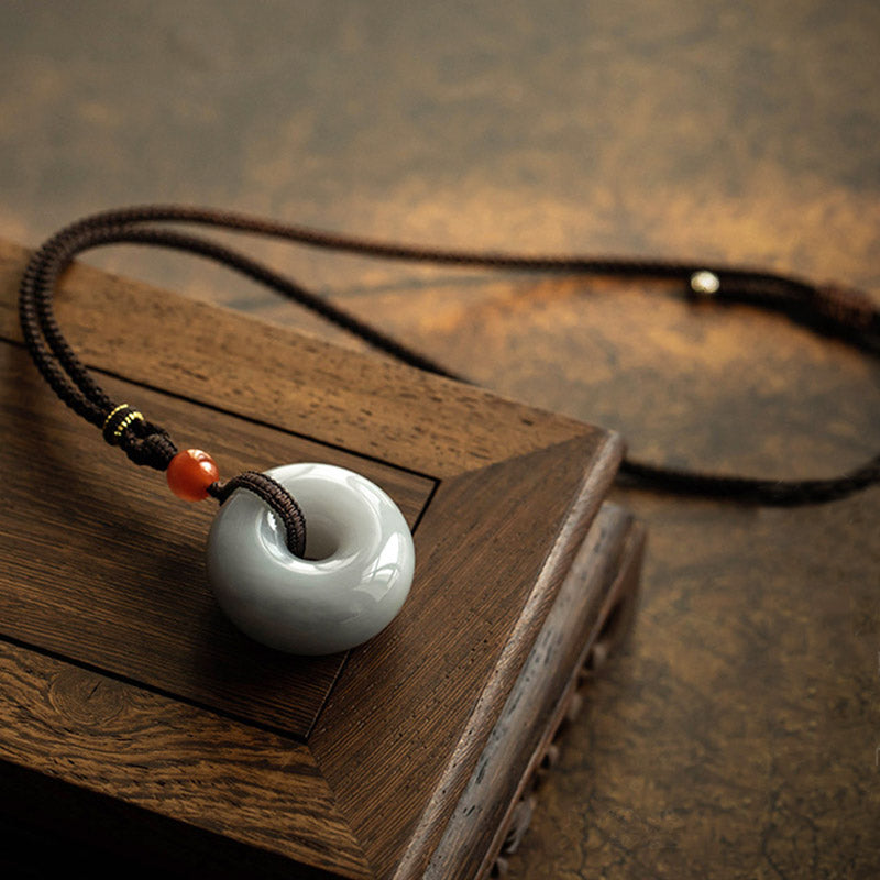 Collier porte-bonheur en jade gris naturel | Pendentif paix et prospérité