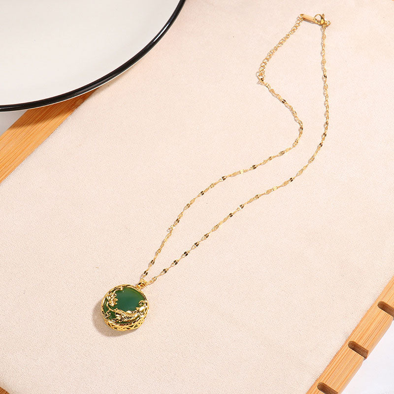 Collier pendentif porte-bonheur en jade naturel avec poisson koï et lotus