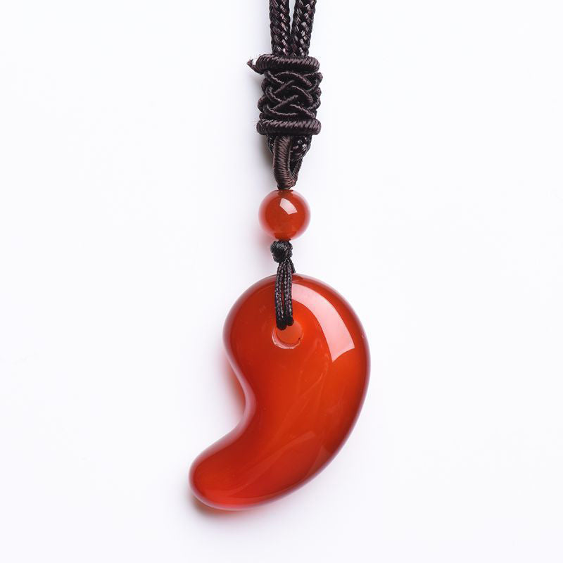 Collier de confiance et de calme en agate rouge et verte avec motif de lune