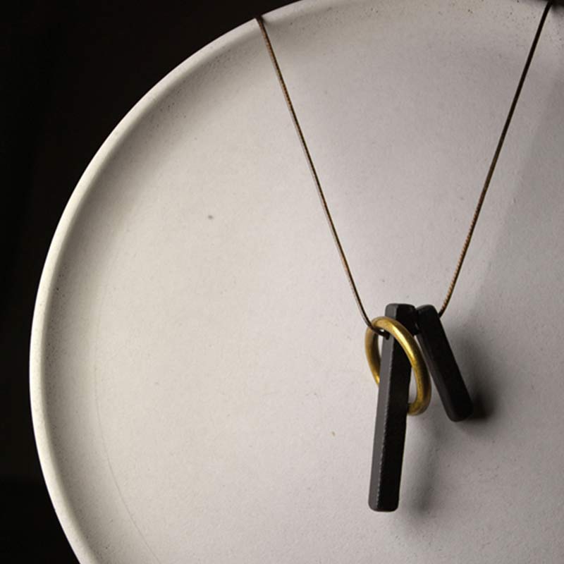 Collier Cercle Zen en Bois d'Ébène pour l'Illumination et le Calme