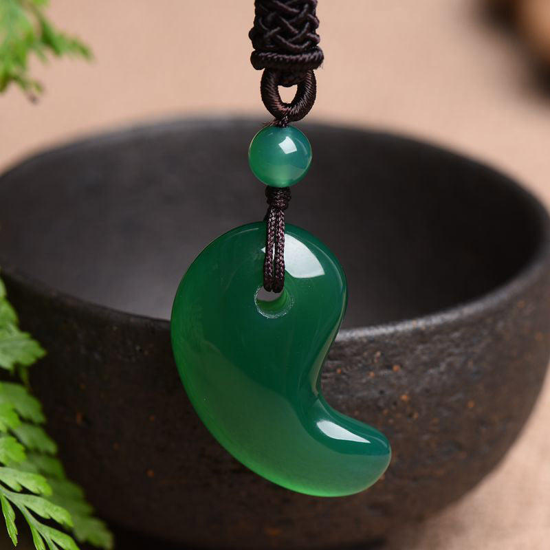 Collier de confiance et de calme en agate rouge et verte avec motif de lune