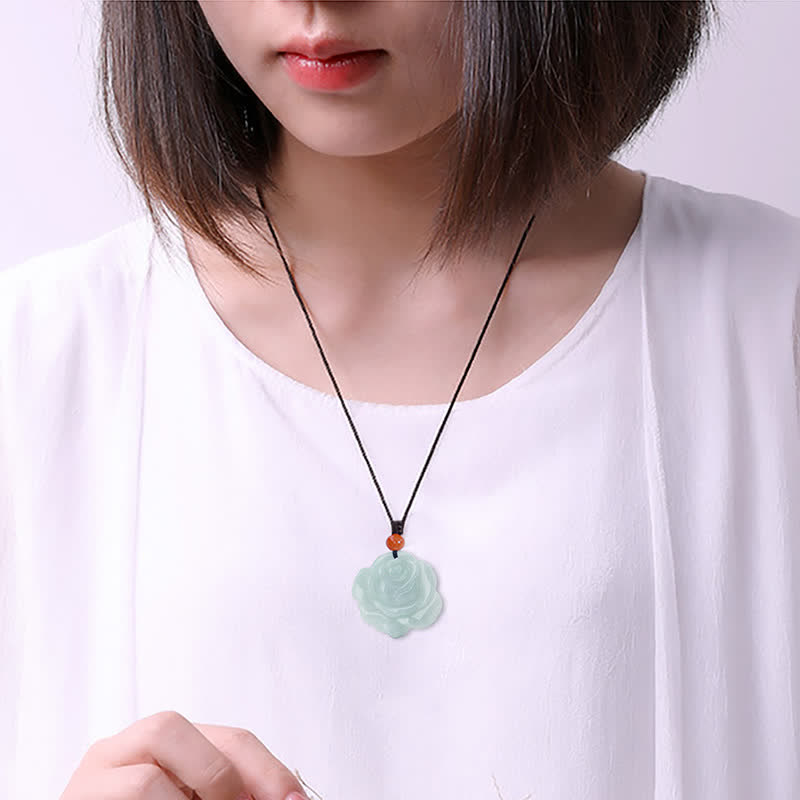 Collier en jade lotus pour la prospérité et l'abondance
