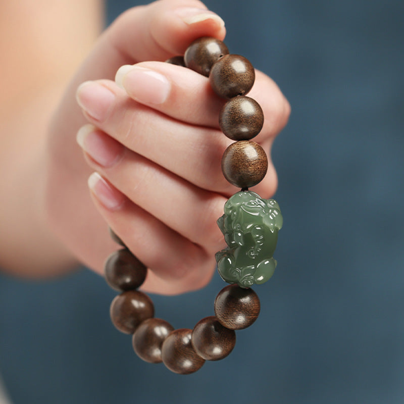 Bracelet de force en bois d'agar et jade Pi Xiu de 12 mm