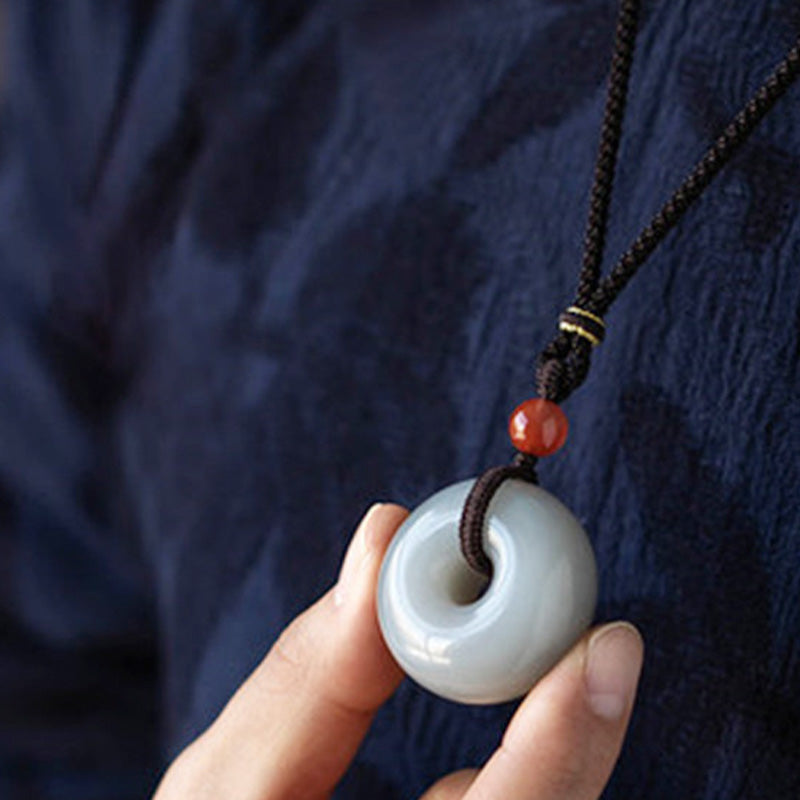 Collier porte-bonheur en jade gris naturel | Pendentif paix et prospérité