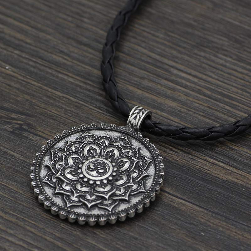 Collier unisexe électroplaqué Om Mani Padme Hum avec motif lotus