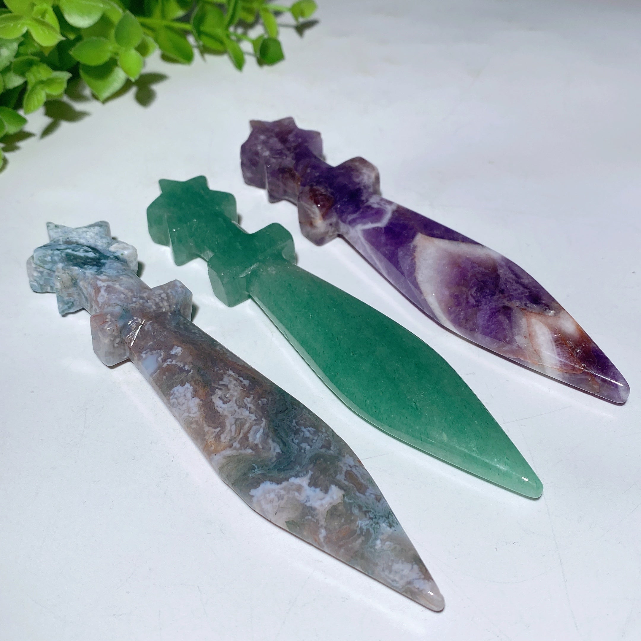 Figurines sculptées d'épées en cristal mixte de 5,1 pouces