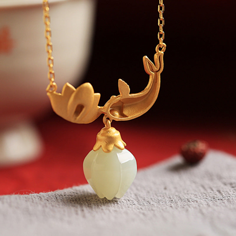 Collier pendentif de protection en jade blanc avec poisson koï et lotus