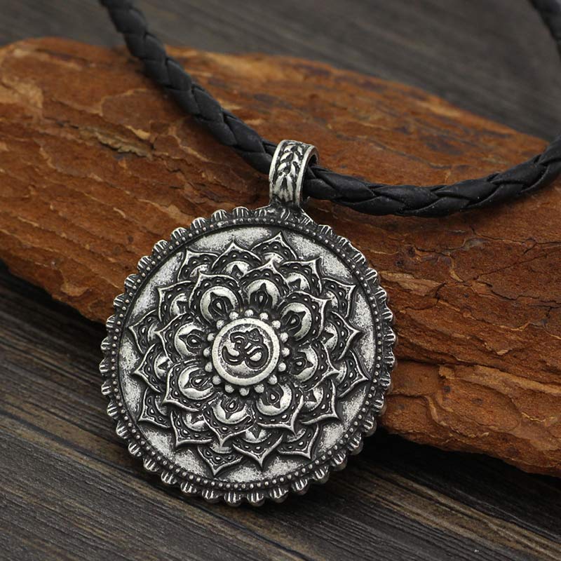 Collier unisexe électroplaqué Om Mani Padme Hum avec motif lotus