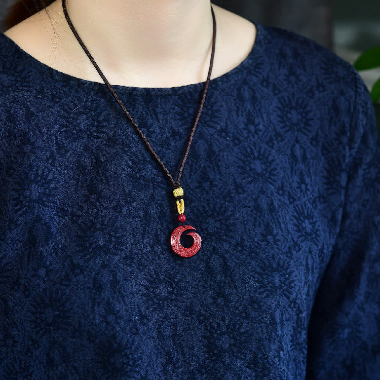 Collier pendentif unisexe en cinabre avec symbole de bénédiction | Design porte-bonheur