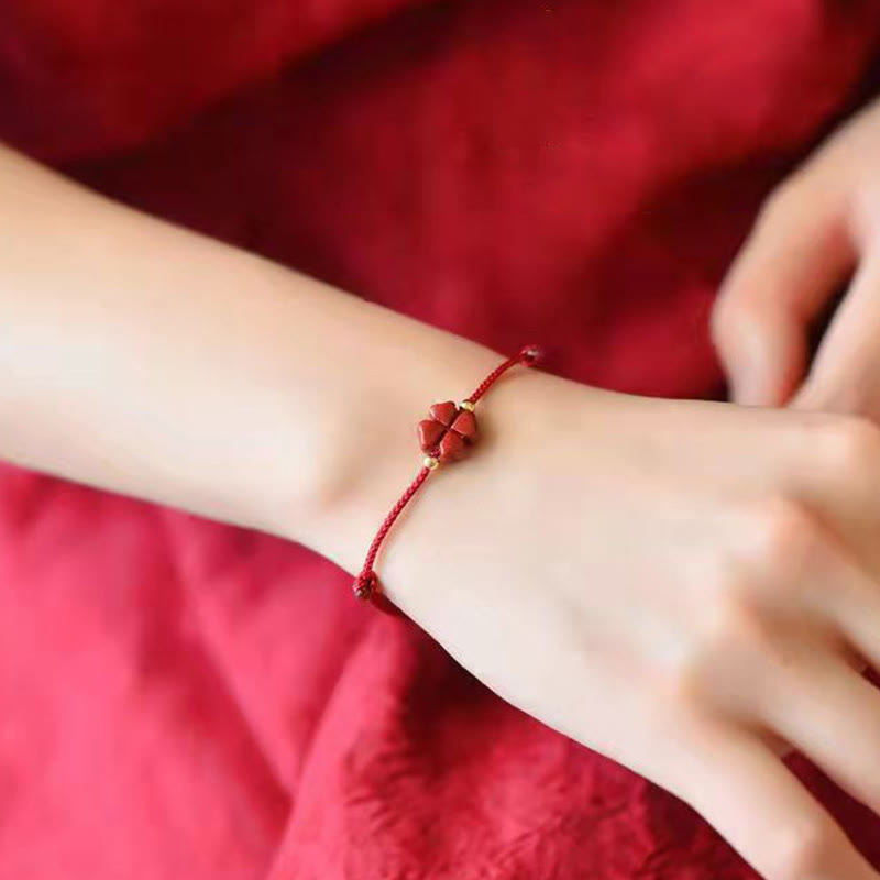 Bracelet en fil rouge de cinabre naturel avec bénédiction du trèfle à quatre feuilles