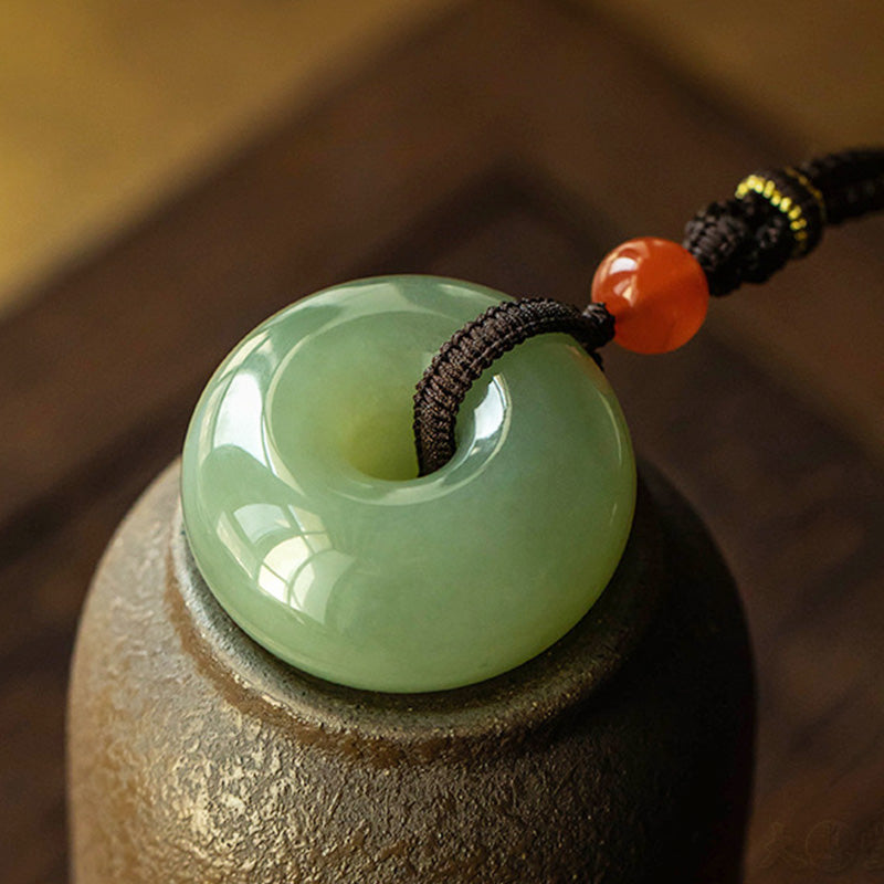 Collier porte-bonheur en jade gris naturel | Pendentif paix et prospérité