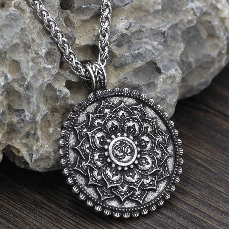 Collier unisexe électroplaqué Om Mani Padme Hum avec motif lotus
