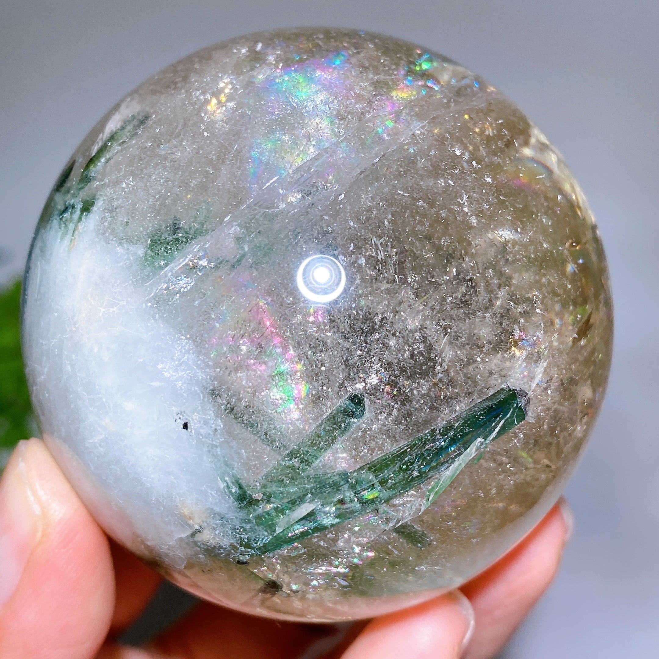 Tourmaline verte de 65 mm dans une sphère de cristal de quartz