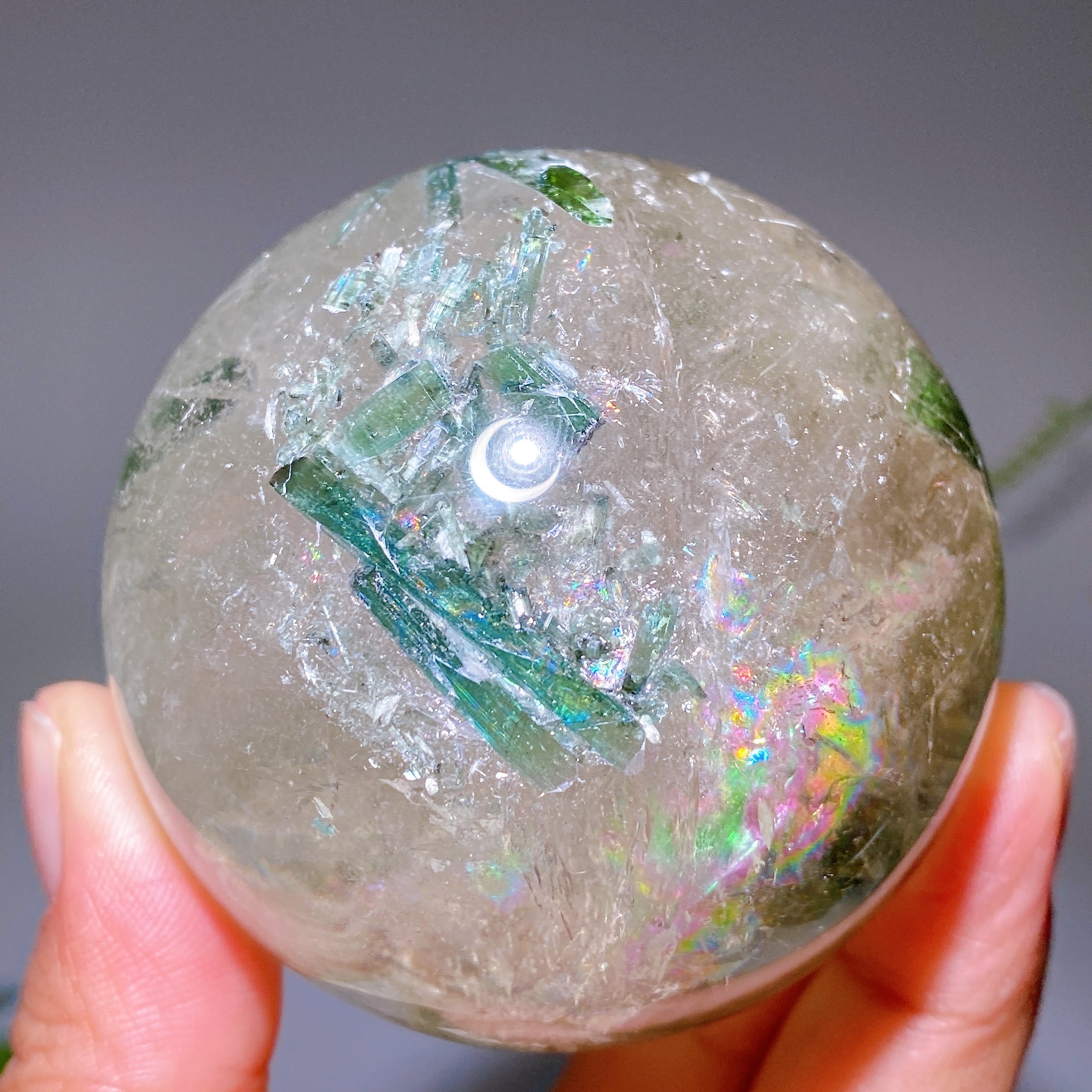 Tourmaline verte de 65 mm dans une sphère de cristal de quartz
