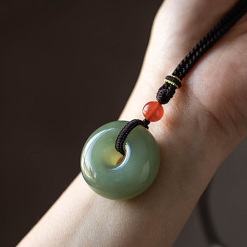 Collier porte-bonheur en jade gris naturel | Pendentif paix et prospérité