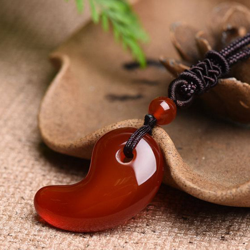 Collier de confiance et de calme en agate rouge et verte avec motif de lune