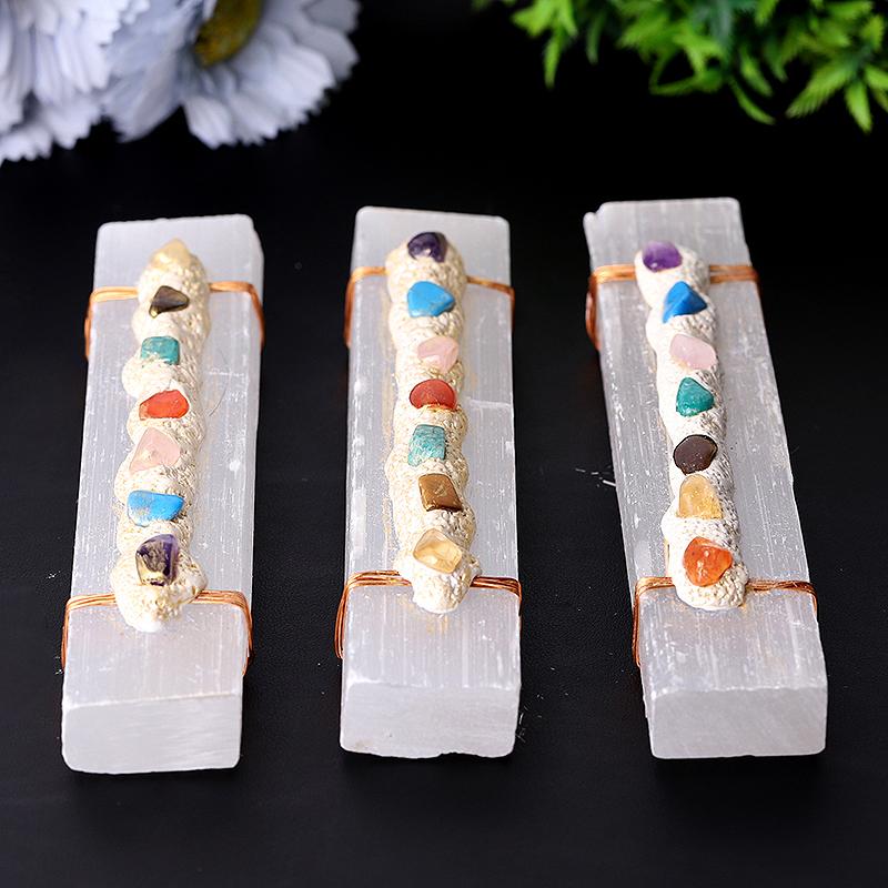 Baguette en cristal de sélénite avec pierres de guérison des chakras