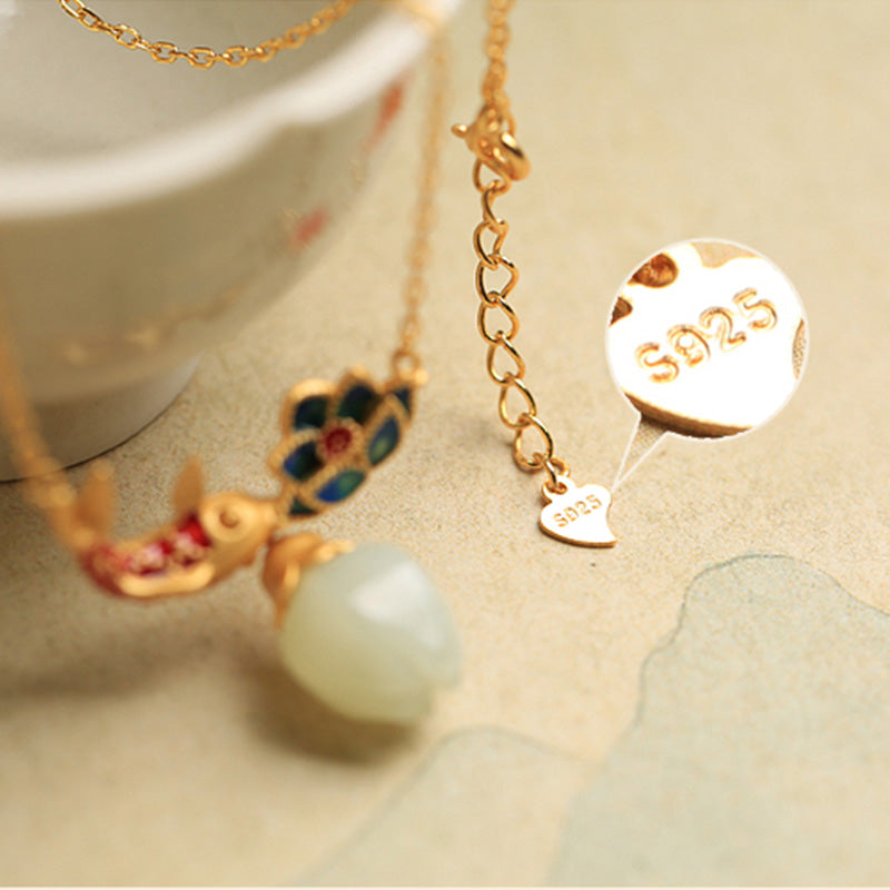 Collier pendentif de protection en jade blanc avec poisson koï et lotus