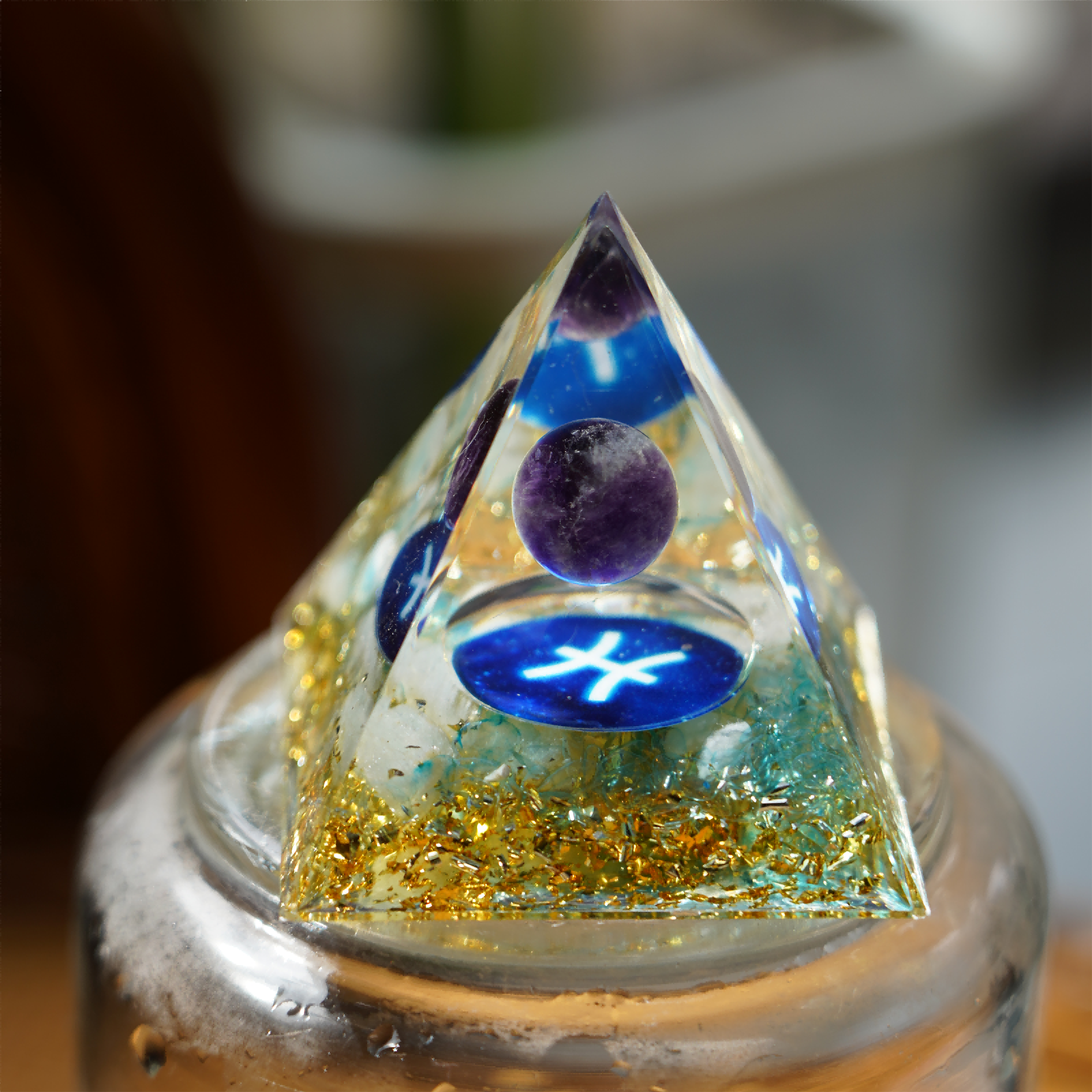 Pyramide de guérison en cristal d'orgone du zodiaque de 6 cm pour l'énergie